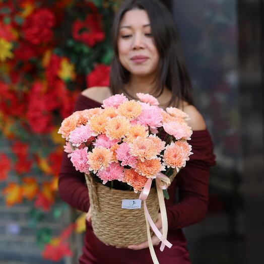 Корзина с цветными хризантемами