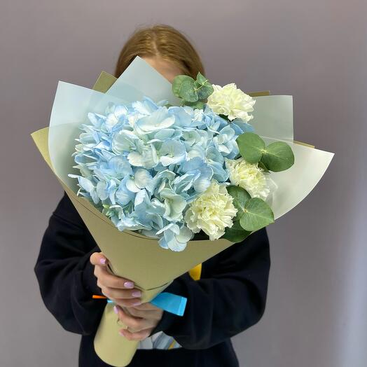 Ramo de Hortensias azules y Dianthus blancos