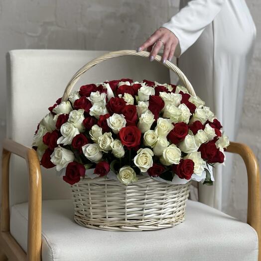 Cesta de 101 rosas blancas y rojas 049
