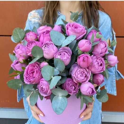 Пионовидные розы с эвкалиптом в коробке