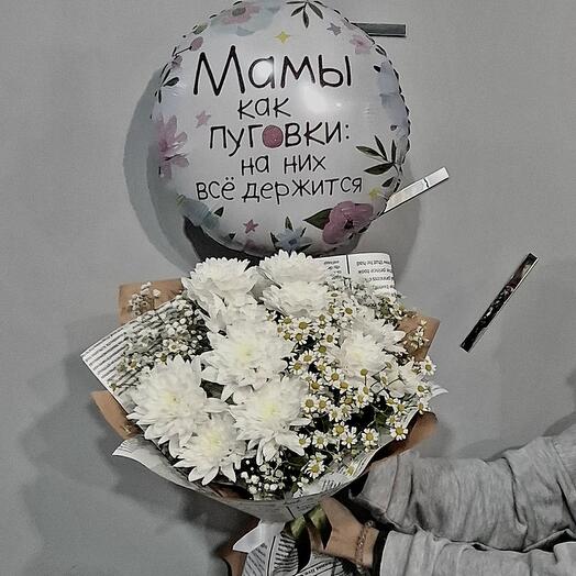 - маме - хризантемы и ромашки с тематическим воздушным шаром для мамы