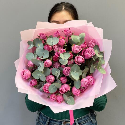 9 кустовых роз Жизель с эвкалиптом 🍀