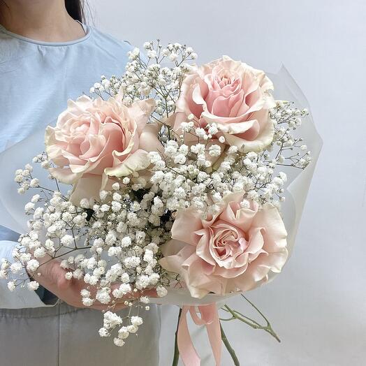 3 rosas francesas con gypsophila