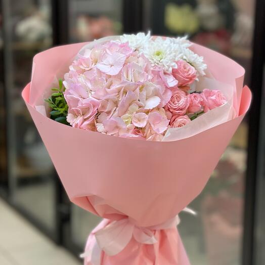 Prefabricated bouquet with hydrangea