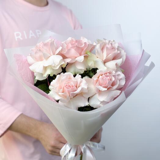 Нежный розовый букет из французских роз в белой упаковке