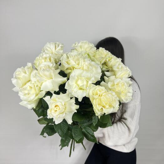 13 ажурных белых роз
