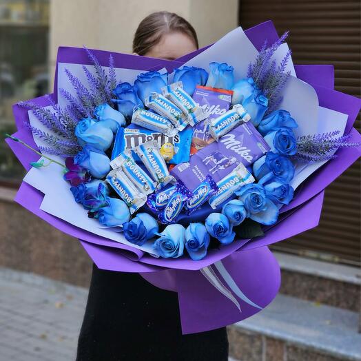 Сладкий букет с синими розами