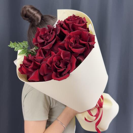 Ramo de 5 rosas rojas caladas