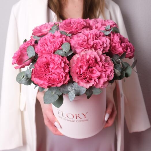 Composición con rosas de peonía y ramitas de eucalipto
