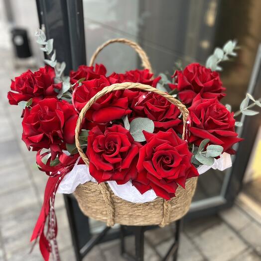 Корзина с кружевными розами
