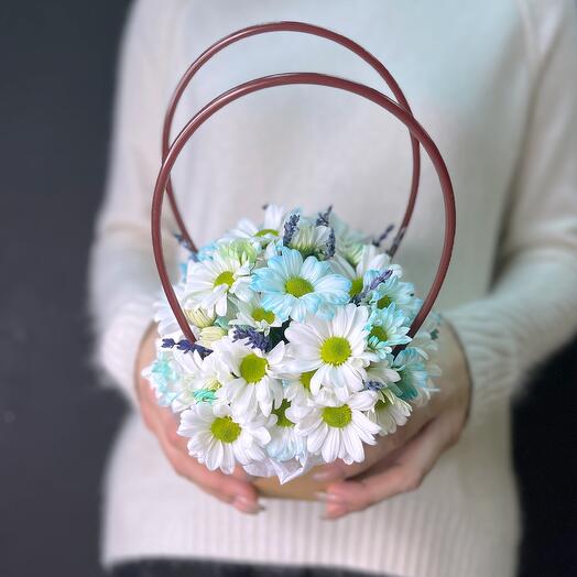 Лавандовый акцент. Композиция из кустовых хризантем и лаванды в сумочке
