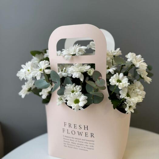 Корзина с ромашками и эвкалиптом 🤍