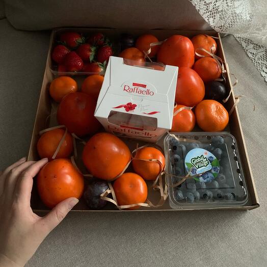 Подарочный набор фруктов, ягод с Rafaello