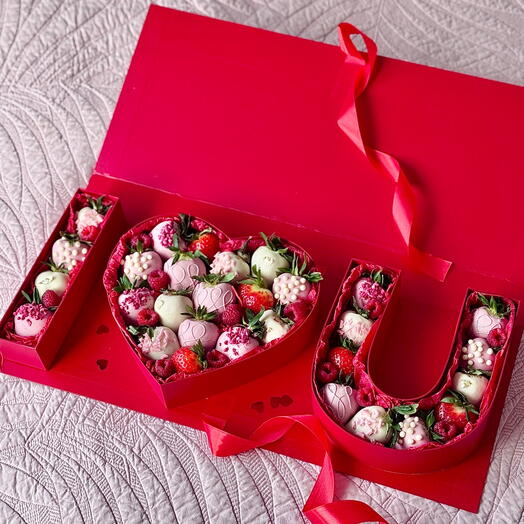 Клубника в бельгийском шоколаде в коробке I love you для самой любимой с малиной
