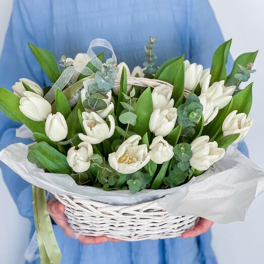 Корзина с белыми тюльпанами