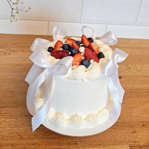 Торт  со свежими ягодами и бантиками маме, бабушке, сестре, девушке, подруге, к 14 февраля