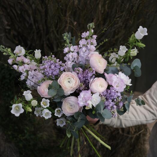 Ранункулюсы, сирень, колокольчики и эвкалипт - Весенний душистый букет