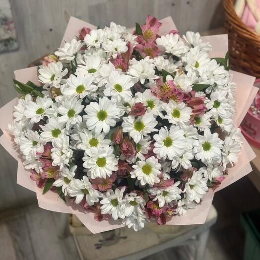 Букет из ромашек и альстромерий