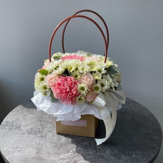 Bolso con crisantemos Santini, rosas arbustivas, Dianthus y eucalipto