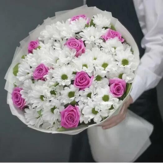 Букет из роз и кустовой хризантемы