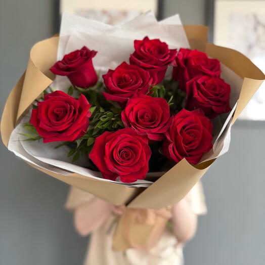 Rosas rojas en la elaboración con la adición de ramitas de pistacho