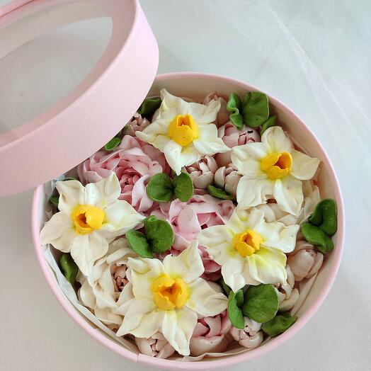 Круглая коробочка с зефирными пионами и нарциссами