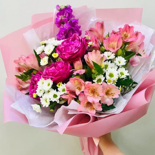 Нежный  Букет в розовых тонах.  Розовый букет с  пион роза,  альстромерия, хризантема белая ромашка, матиола . «Сладкие мечты»