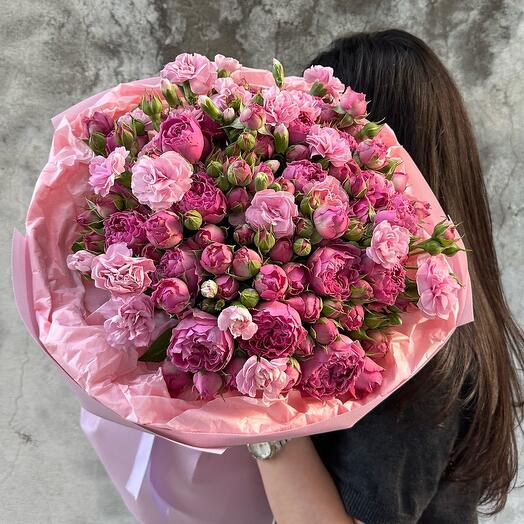 Peony-shaped roses and dianthuses 💗