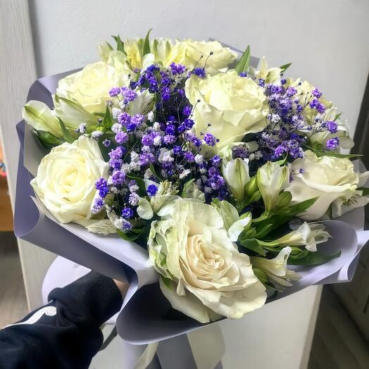 Букет роза и альстромерия