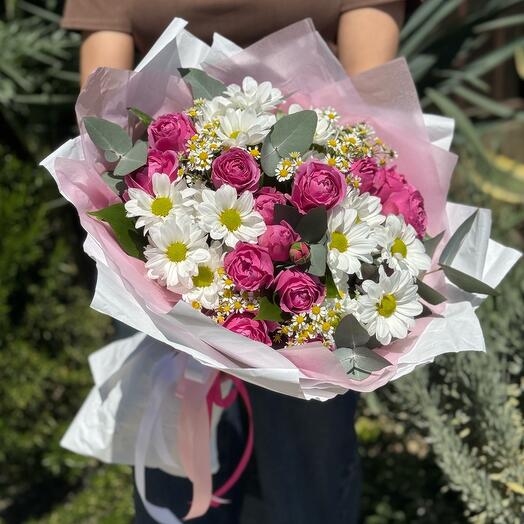 Ramo de rosas peonías y crisantemos con margaritas