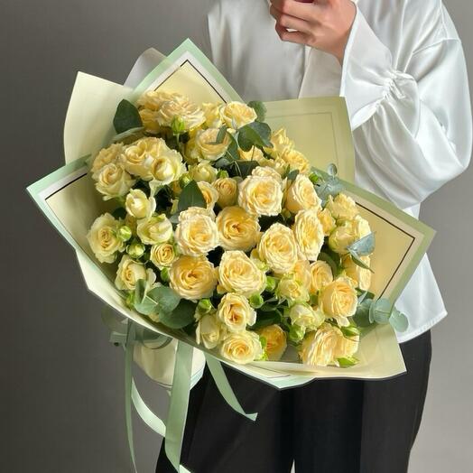 Букет из кремовых кустовых роз с эвкалиптом 9 шт