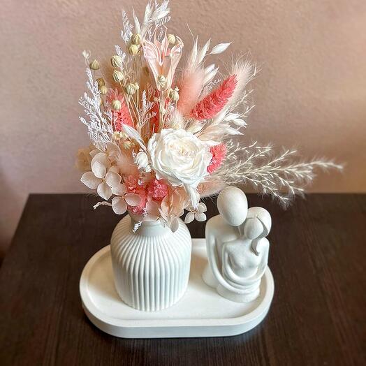 Букет сухоцветов в вазочке и статуэтка