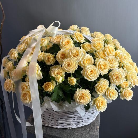 Корзина с кустовыми розами