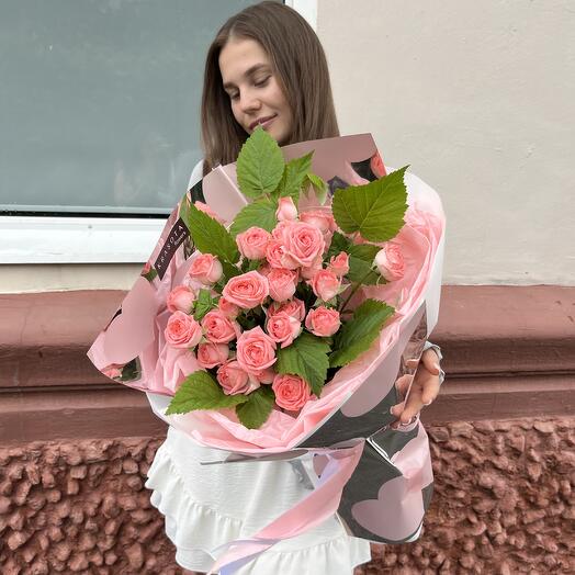 Букет из кустовых ароматных розочек с малиной