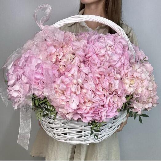 Корзина с розовыми гортензиями