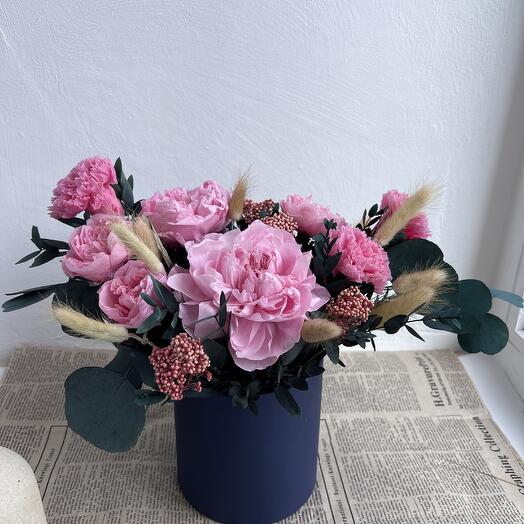 Композиция из стабилизированных роз , живые розы ,которые не вянут