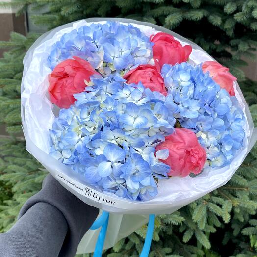 Авторский букет с гортензией и пионами