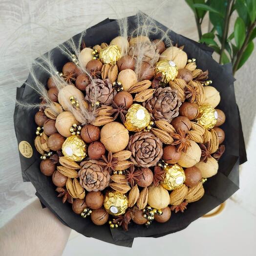 Строгий букет из орехов с конфетами Ferrero Rocher, кедровыми шишками и ковылём (L)