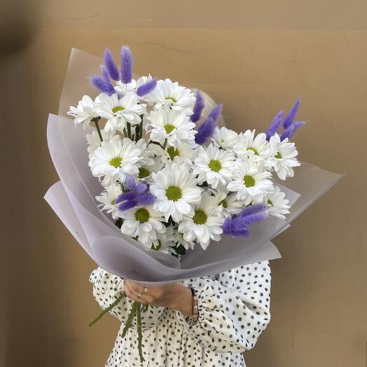 Букет из ромашковой хризантемы с деталями «Весенний всплеск)