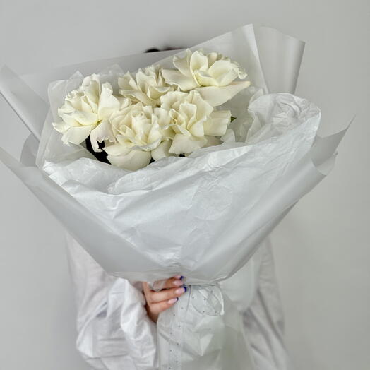 White Elegance – 5 Rose Mini Bouquet