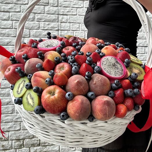 Фрукты и ягоды в корзине (персики,яблоки,киви,клубника,голубика)