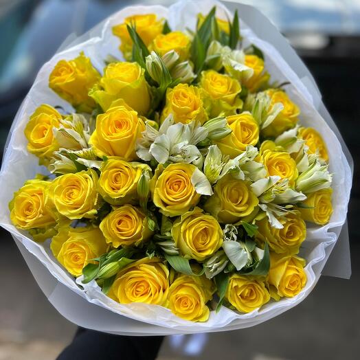 Букет желтых роз с альстромерией