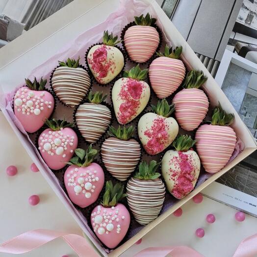 Клубника в молочном белом и розовом шоколаде 16 ягод