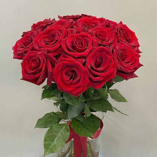 15 красных роз под ленту