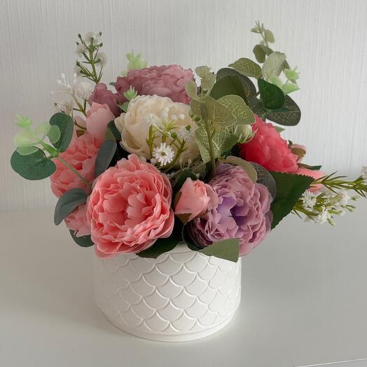 Искусственные пионовидные розы в гипсовом кашпо