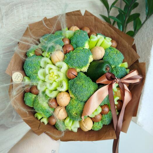 Летний зелёный букет из овощей и орехов с авокадо, макадамией, ковылём и бантом (M)