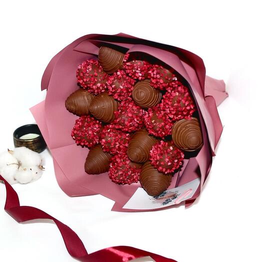 Клубника в шоколаде букет "Малиновый"