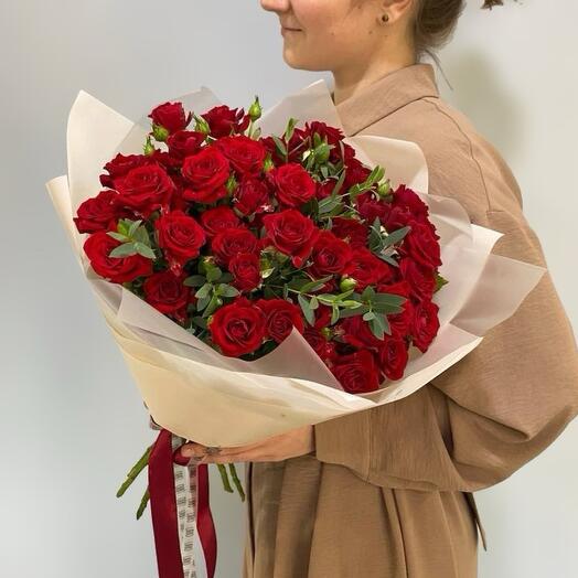 Букет из ярких кустовых роз 050