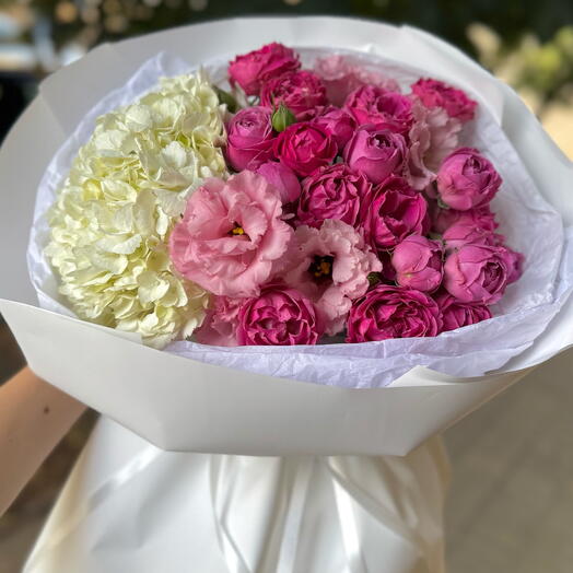 Розовый букет с розами и гортензией