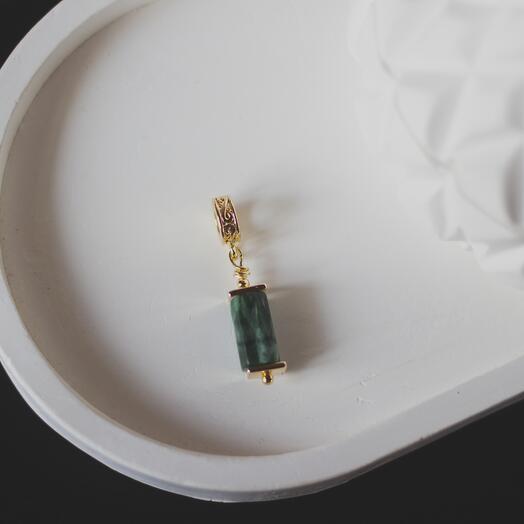 Шарм-подвеска с натуральным серафинитом